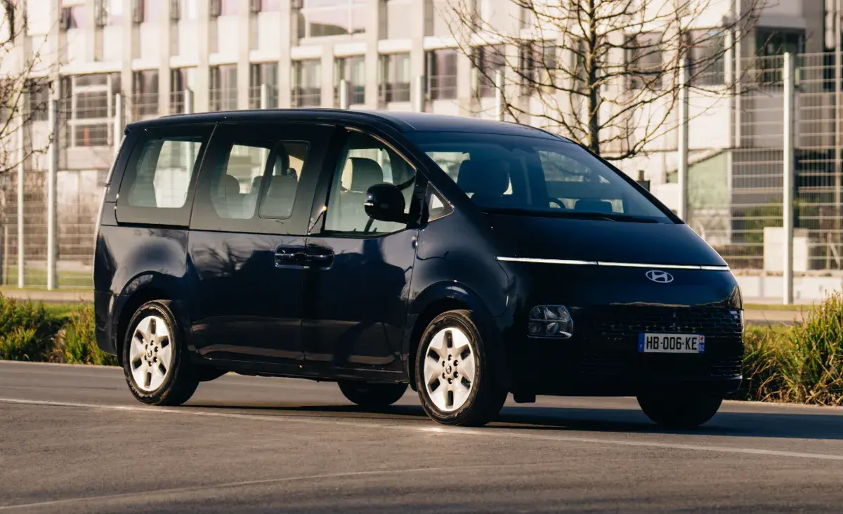 Hyundai Staria noire de la flotte Aéroparnasse, van premium pour les transferts entre l’aéroport Roissy CDG et Paris.