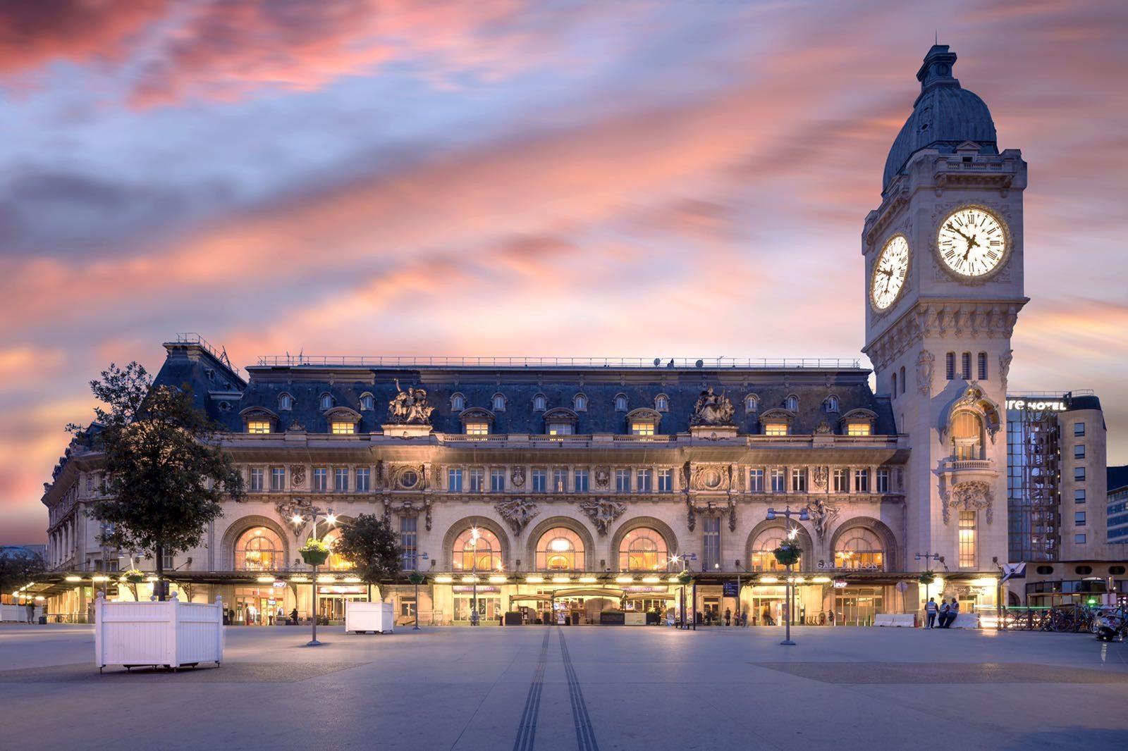 La gare de Lyon et son beffroi illuminés au crépuscule, point d’arrivée de la navette Aéroparnasse depuis l’aéroport Roissy CDG.