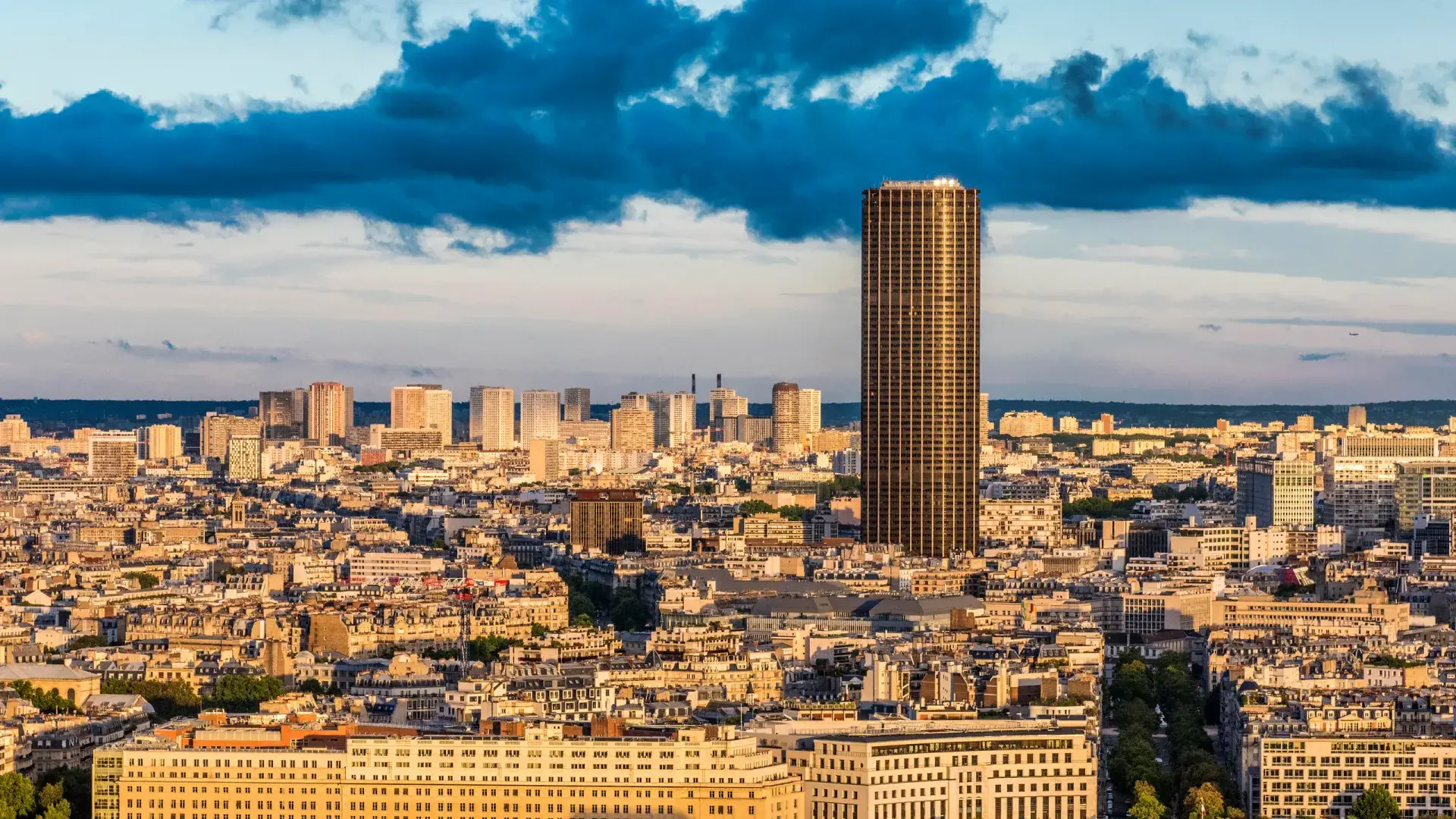 Vue de Paris depuis les hauteurs au coucher du soleil, destination des voyageurs arrivant à l’aéroport Roissy CDG.